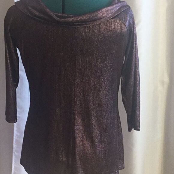 Ribbed material metallic thread top with 3/4 length sleeves in large - Picture 8 of 11